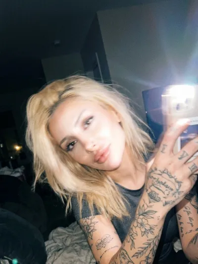 نمونه خروجی تصویر عکاسی ساخته‌شده با پرامپت flux pro 11 ultra blonde tattooed girl mirror